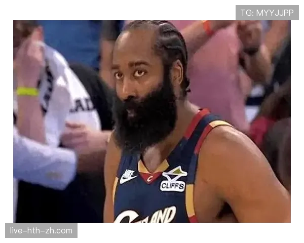 哈登又双叒叕被拍到深夜撸串，这身材管理是彻底放飞了？