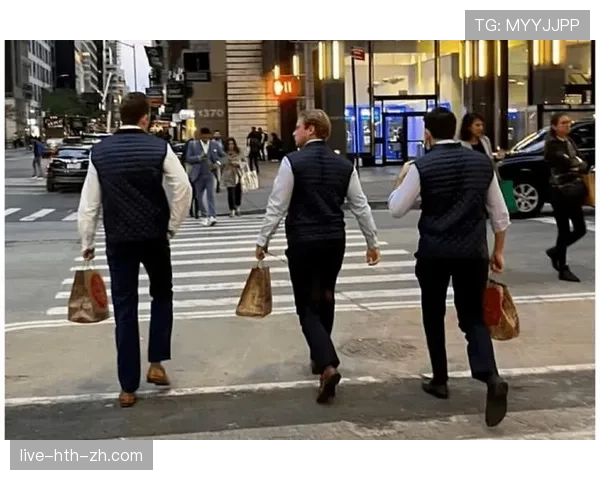 安洗莹上场板着脸，刷到她出街照我还以为走错了网红街